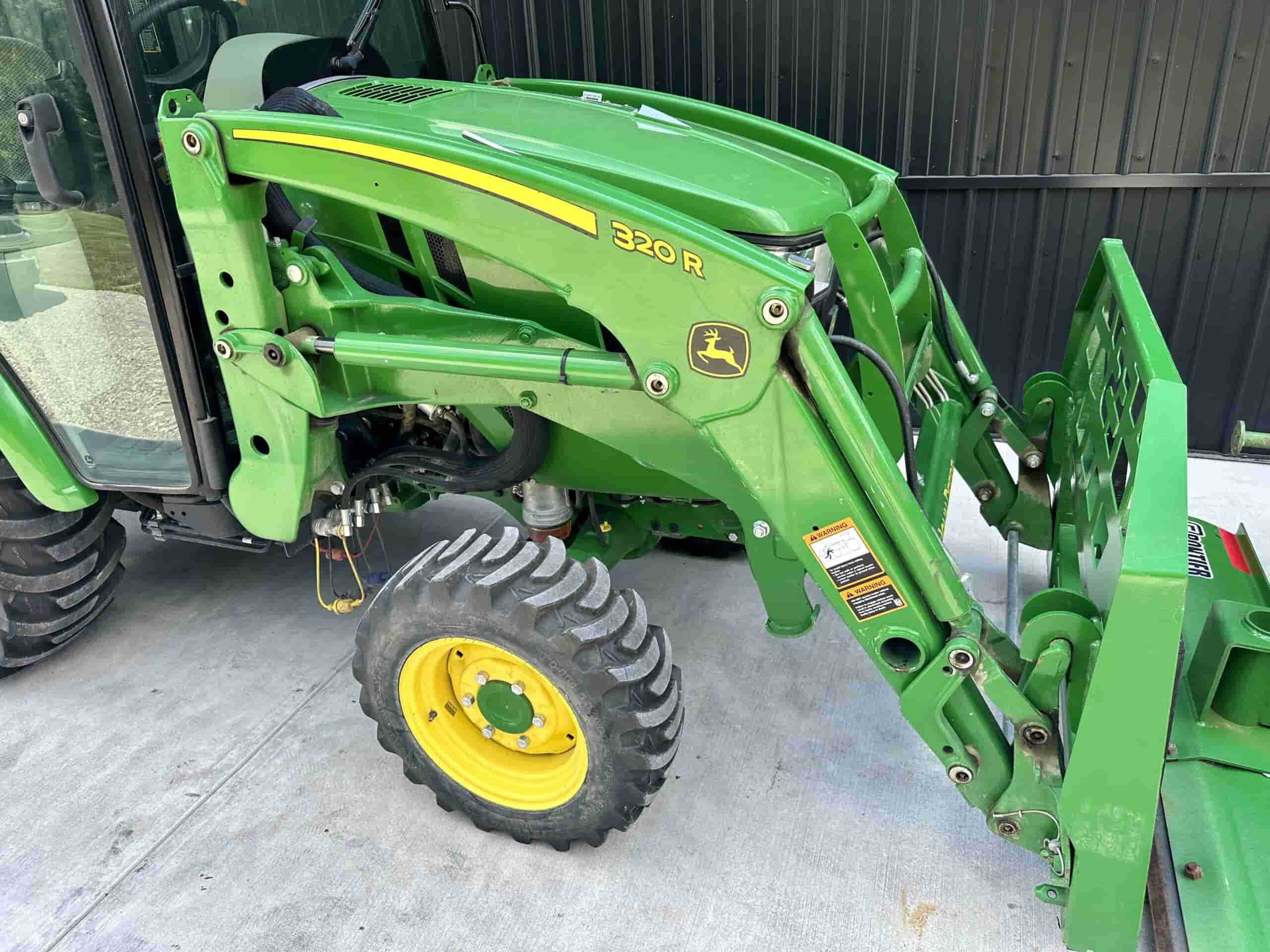 2020 John Deere 3033R
